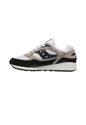 Sneaker basse di colore bianco, nero e grigio con chiusura con lacci e suola spessa bianca, vista di lato su sfondo bianco.