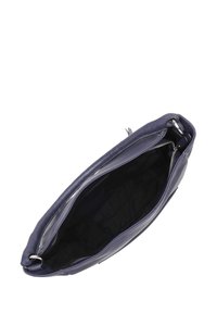 Clutch bag in pelle blu navy con chiusura a zip, ampia interni e una texture liscia. Il design aperto rivela una fodera nera all'interno.