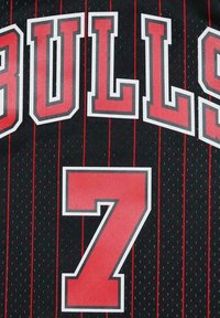 Schwarzes Basketballtrikot mit roten Streifen. Mit "BULLS" in fetten roten Buchstaben und der Nummer "7" in großen roten Ziffern mit einem weißen Umriss.