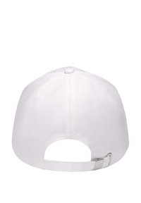 Gorra de béisbol blanca con una textura de tela suave, correa trasera ajustable y un corte circular en la parte trasera para ventilación.