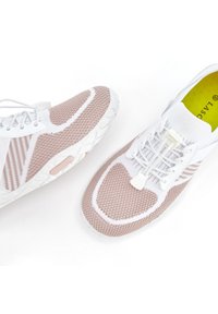 Leichte Sneakers mit einem gestrickten Obermaterial in sanftem Rosa und Weiß, mit einem strukturierten Design, weißen Schnürsenkeln und einer gepolsterten Sohle.
