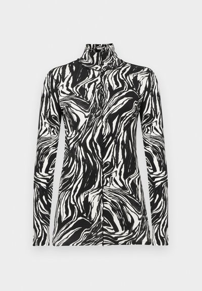 Top de cuello alto de manga larga con un patrón abstracto ondulado en blanco y negro, confeccionado en una tela ligera y suave.