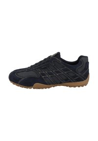 Zapatillas de deporte azul marino con parte superior de ante y sintético, con costuras en contraste, cierre de cordones y una suela de goma marrón.