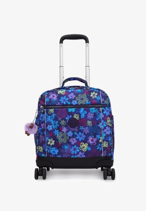 Rollkoffer mit blauem, lila und gelbem Blumenmuster, Teleskopgriff, Frontreißverschlusstasche und einem kleinen lila Plüsch-Schlüsselanhänger.