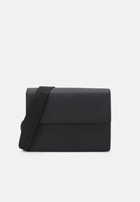 Borsa a tracolla nera realizzata in materiale testurizzato con chiusura a pattina e una tracolla. Forma rettangolare semplice con design minimalista.