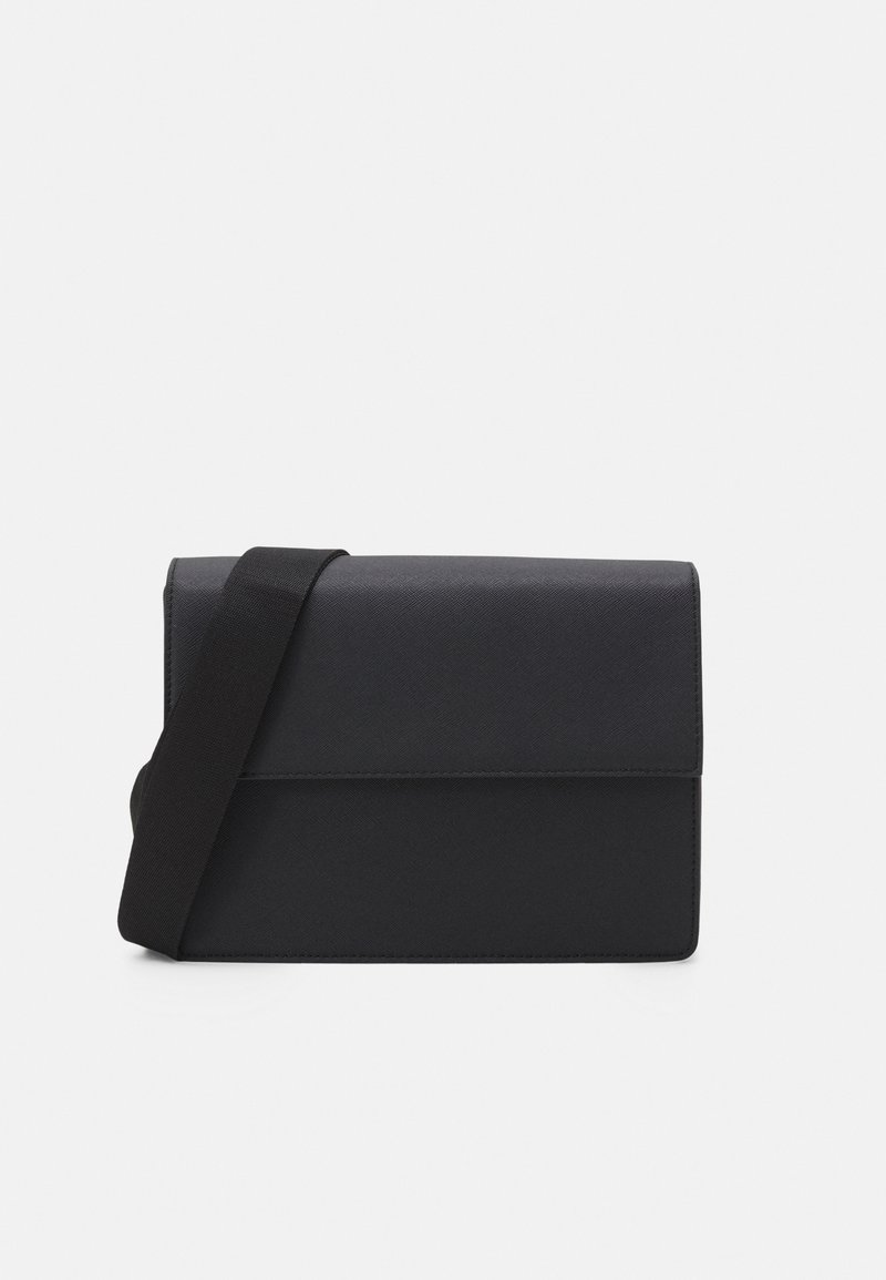 Borsa a tracolla nera realizzata in materiale testurizzato con chiusura a pattina e una tracolla. Forma rettangolare semplice con design minimalista.