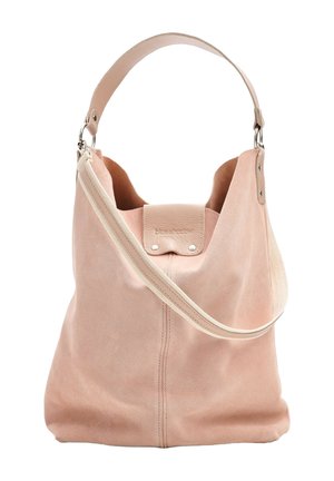 Weiche rosa Wildleder-Schultertasche mit breitem Riemen und silberner Hardware, mit einer kleinen Klappe mit sichtbaren Nähten.