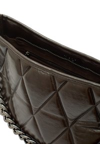 Brun quiltet lædertaske med en skinnende finish, der har en kædeaccent langs kanten og et lynlåslukket indre rum.