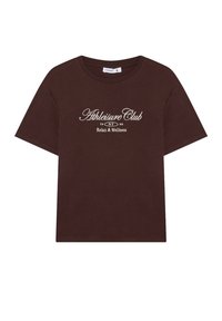Brązowy bawełniany t-shirt z okrągłym dekoltem, krótkimi rękawami i białym nadrukiem z napisem "Athleisure Club NY 1993 Relax & Wellness."