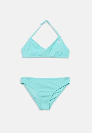 Lyseblåt ribstrikket bikini-sæt med trekantet top med justerbare bindebånd og matchende lavtaljede trusser.