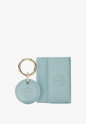 Vaaleansininen nahkainen korttikotelo, jossa on kohokuvioitu logo ja samaan sävyyn oleva pyöreä avaimenperä. Mukana on kultainen renkaanhardware-viimeistely turvalliseen kiinnittämiseen.