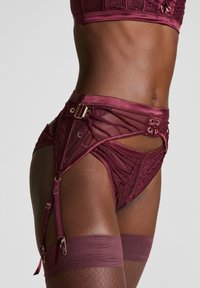 Bordeaux lingerie set met kant en satijn, met een hoog opgesneden ontwerp, decoratieve bandjes en gouden accenten. Vismesh kousen inbegrepen.