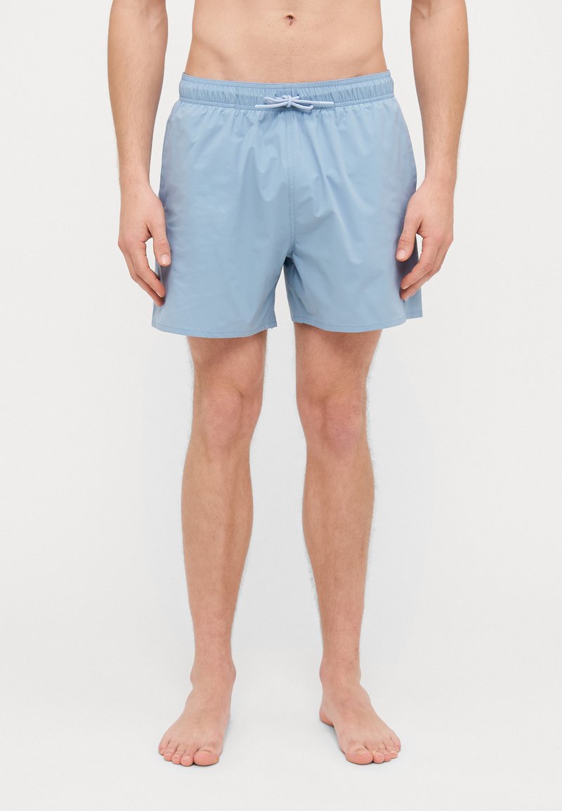 Shorts de bain bleu clair en tissu léger et lisse ; taille élastique avec cordon de serrage ajustable ; coupe arrivant au genou.