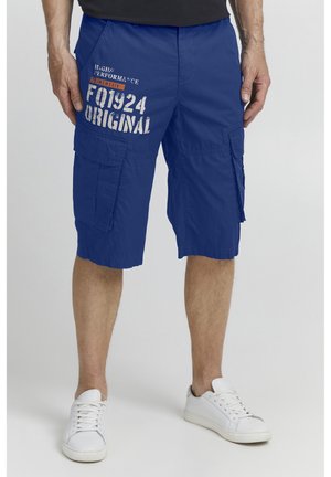 Plave cargo kratke hlače s bočnim džepovima, s printanim grafičkim tekstom u bijeloj boji. Nosivo s bijelim tenisicama, izrezane iznad koljena.