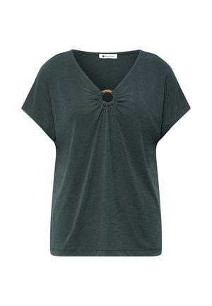 Blouse vert foncé à manches courtes avec col en V et détail d’anneau en bois circulaire à l’encolure, coupe ample et texture de tissu lisse.