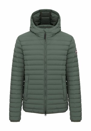 Grüne gesteppte Steppjacke mit Kapuze, Frontreißverschluss, zwei Fronttaschen und rundem Logo-Patch am linken Ärmel.