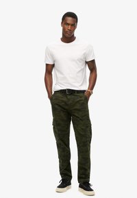Superdry & Co CORE - Bojówki