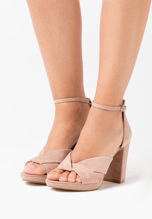 Sandaler med høye hæler - beige