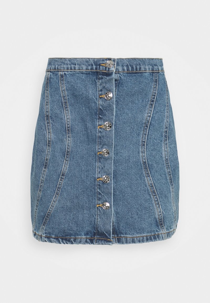 Mini-jupe en denim bleu avec boutons métalliques sur le devant et détails de coutures verticales sur fond blanc.
