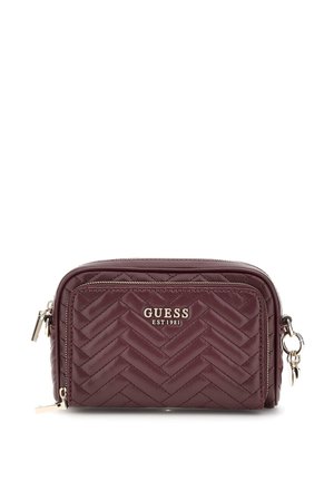 Donkerpaarse doorgestikte crossbodytas met voorvak met ritssluiting en zilveren Guess-logo en ritssluitingaccenten, met sleutelring aan de zijkant.