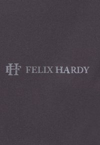 Czarny materiał o gładkiej fakturze, z wytłoczonym logo "FELIX HARDY" w kolorze srebrnym. Prosty design bez dodatkowych wzorów czy akcentów.