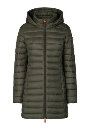 Lange olijfgroene doorgestikte donzen jas met capuchon, ritssluiting aan de voorkant en een logopatch op de bovenarm.