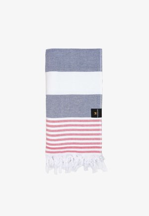 Asciugamano piegato con strisce blu, bianche e rosse e frange bianche, con una piccola etichetta nera sul lato.