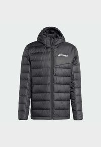 Veste rembourrée noire avec capuche, dotée d'une fermeture éclair frontale et d'un motif matelassé horizontal. Logo de la marque sur la zone de la poitrine. Texture lisse.