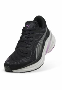 Chaussures de sport noires avec une tige en tricot texturé, des accents gris et une semelle rembourrée avec un dégradé rose et blanc.
