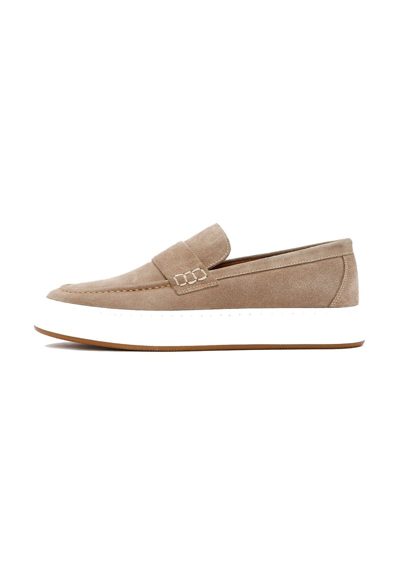 Beige suede instappers met een slip-on ontwerp, voorzien van een decoratieve band en een witte zool met een gestructureerde rubberen buitenzool.