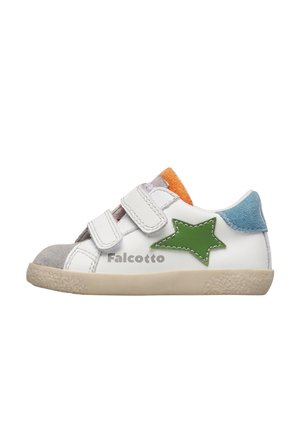 Scarpa da ginnastica bianca per bambini con toppa a stella verde, punta grigia, tallone blu, linguetta arancione e due strisce bianche con chiusura a strappo.