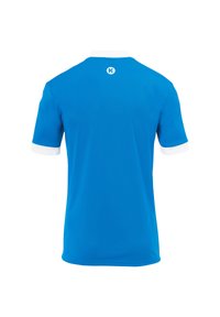 Polo bleu à manches courtes avec un col et des poignets blancs. Présente un logo circulaire dans le haut du dos. Texture lisse, design classique.