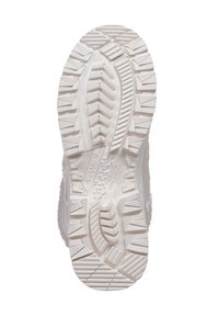 Weißer Sportlaufschuhsohle mit einer strukturierten, gemusterten Profilierung. Verfügt über Rillen und Erhebungen für besseren Halt. Sichtbares geformtes Markenlogo.