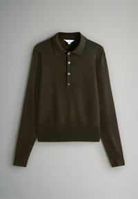 Ciemnobrązowa koszulka polo z długim rękawem, wykonana z miękkiego materiału, z klasycznym kołnierzykiem i pięcioma guzikami w srebrnym kolorze.