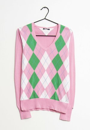 Rosa V-Ausschnitt Pullover mit grünem, weißem und rosa Argyle-Muster, langen Ärmeln, auf einem schwarzen Kleiderbügel vor weißem Hintergrund präsentiert.