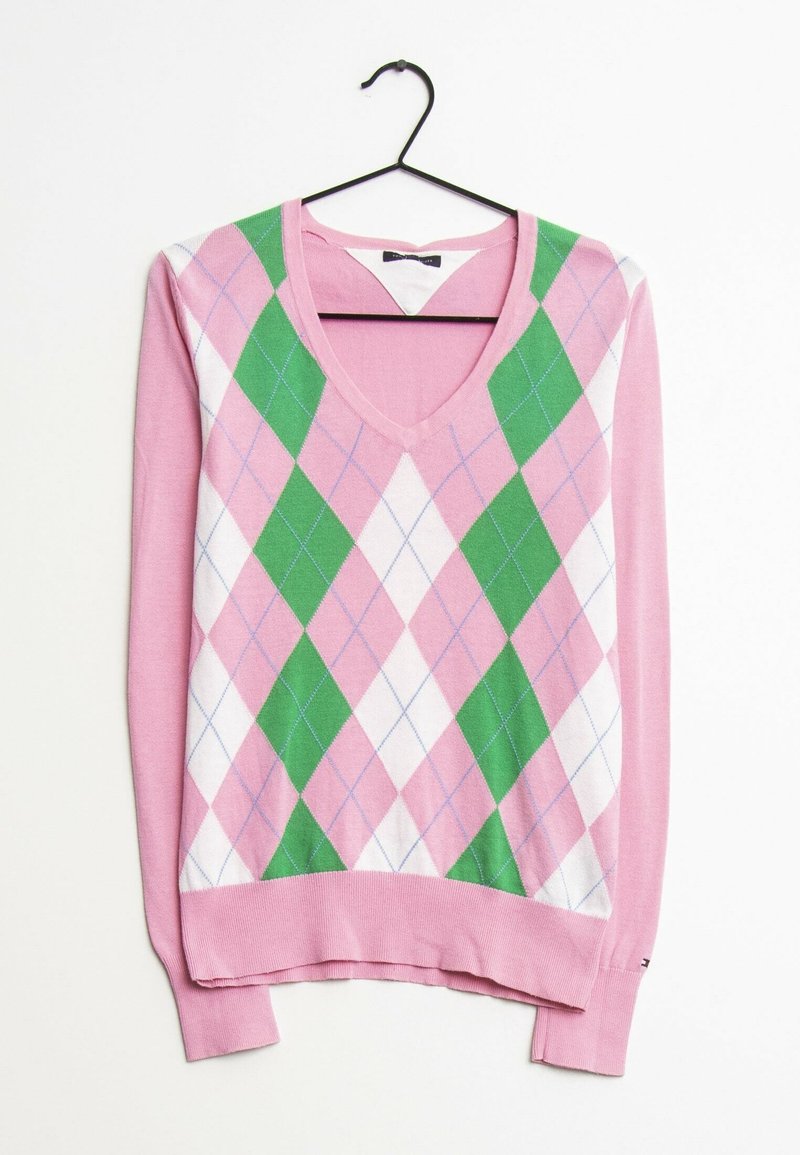 Pull rose à col en V avec motif losanges vert, blanc et rose, manches longues, présenté sur un cintre noir sur fond blanc.