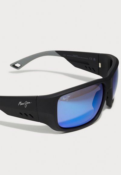 Lunettes de soleil en plastique noir avec des verres dégradés bleus, un design enveloppant et des branches de verres notées arborant le logo Maui Jim.