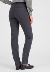 Grijze op maat gemaakte broek met een slim fit, gemaakt van textuurstof. Met een tailleband met riemlussen en een zak aan de achterkant.