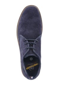 Navyblaue Wildleder-Schnürschuhe mit strukturierter Oberfläche, runder Zehenform und kontrastierender hellbrauner Sohle. Innen befindet sich das Logo und das Größenetikett.
