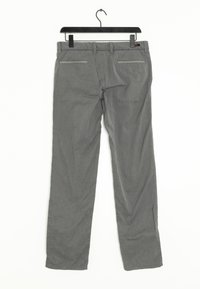 Grijze stoffen broek hangt tentoon, met een gladde textuur, twee achterzakken en subtiele stiksels.