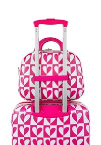Conjunto de maletas rígidas con un patrón de corazones en rosa y blanco. Cuenta con un mango extensible y un mango superior para llevar. Diseño compacto y redondeado.