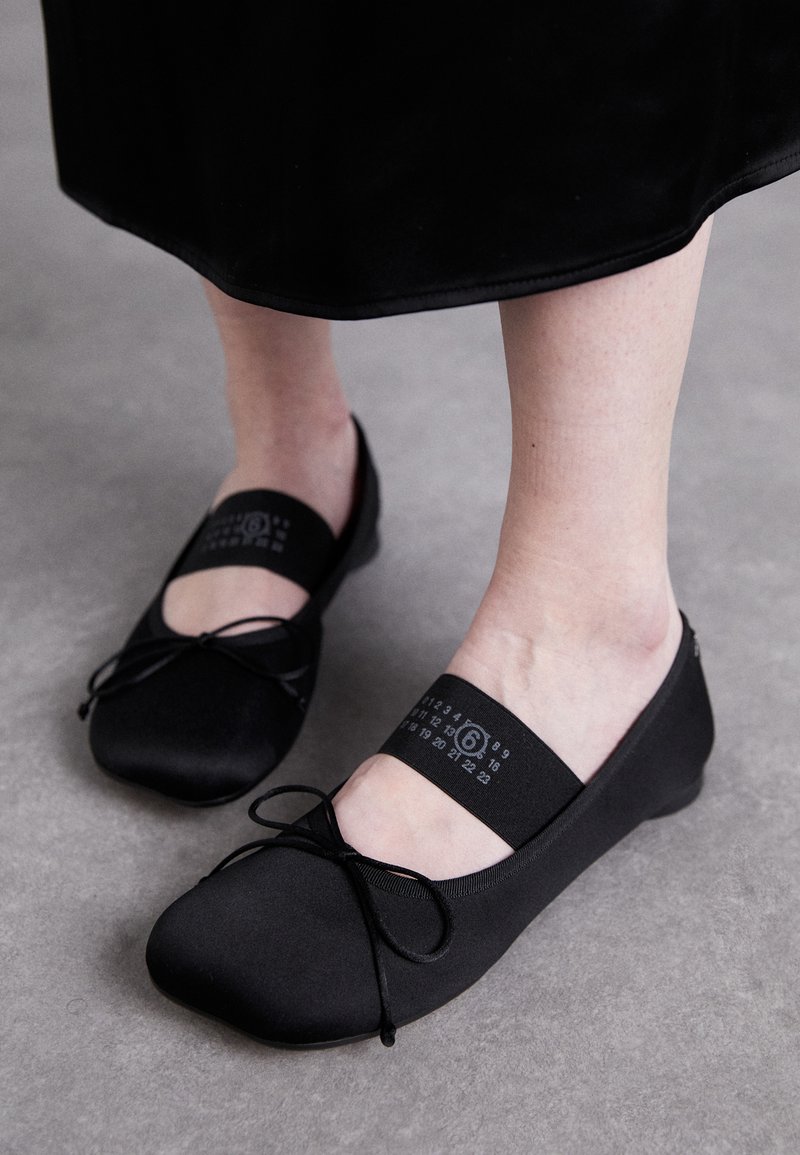 MM6 Maison Margiela - BALLET SHOE - Riemchenballerina - black, Vergrößern