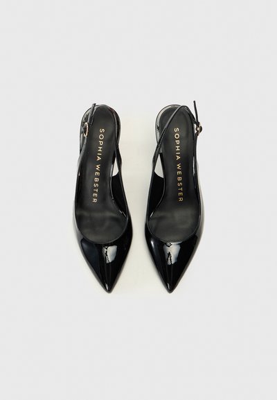 Čierne lakované kožené slingback podpätky s ostrými špičkami a tenkým remienkom okolo členku. Značka "Sophia Webster" v zlatej farbe na vnútornej strane topánky.
