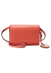 Borsa a tracolla in pelle rossa con finitura testurizzata, forma piatta, chiusura magnetica e accento con logo. Presenta una tracolla staccabile e un'etichetta.