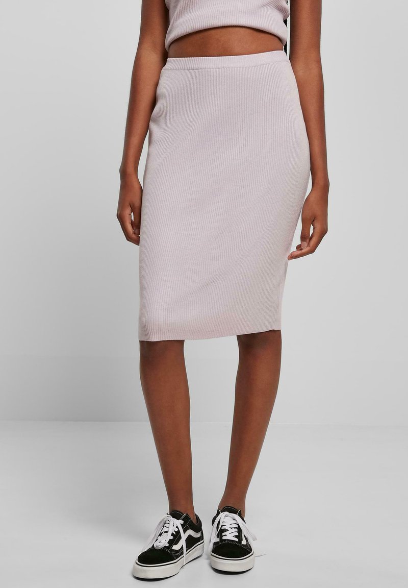 Pružná midi sukně ve světle levandulové barvě s přiléhavým střihem. V kombinaci s černo-bílými teniskami, hotový look doplňuje cropped top ve stejném odstínu.