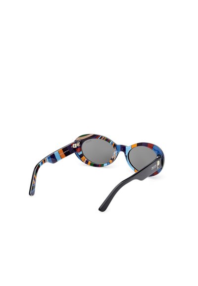 Gafas de sol redondas con un marco de patrón multicolor, lentes gris oscuro y brazos negros con un detalle de logo cerca de la bisagra.