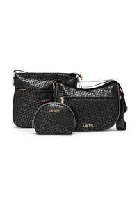 Tre borse nere in materiale lucido con un motivo geometrico. Una grande borsa a spalla, una tracolla media e un piccolo sacchetto rotondo. Dettagli in oro.