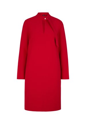 Rotes Langarmkleid mit hohem Kragen, versehen mit einer Vorderöffnung in Form eines Schlüssellochs und einem Schleifendetail am Ausschnitt, aus glattem Stoff gefertigt.