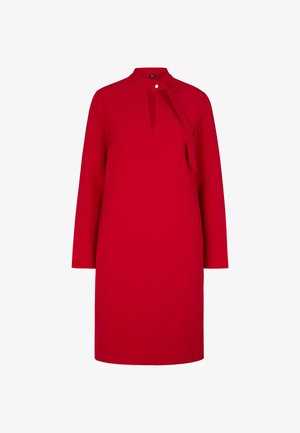 Rotes Langarmkleid mit hohem Kragen, versehen mit einer Vorderöffnung in Form eines Schlüssellochs und einem Schleifendetail am Ausschnitt, aus glattem Stoff gefertigt.