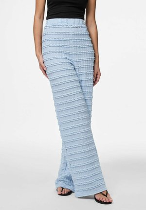 MIT WEITEM BEIN PCANINE  - Stoffhose - cashmere blue